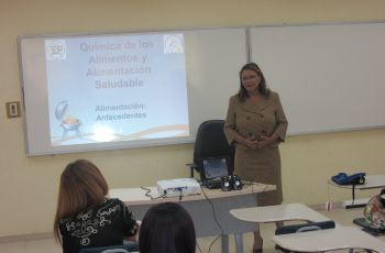 Mgtra. Ana M. Saavedra B., Vicedecana Académica, Dr. Indira Franco Expositora y docentes participantes.