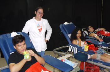 Estudiantes de la UTP donando sangre.