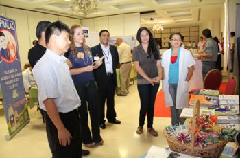 Público asistente al stand de la UTP.