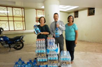 Donan agua embotellada al Centro Regional de la UTP en Azuero. 
