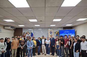 Estudiantes participan de la Conferencia del El Ing. Pablo Morán, presentó la ponencia: “La red 0G y el Internet de las cosas