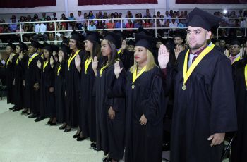 Estudiantes juramentados en Ceremonia de Graduación. 
