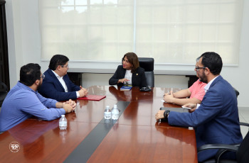 Dra. Ángela Laguna, Rectora Encargada de la UTP, durante la reunión.