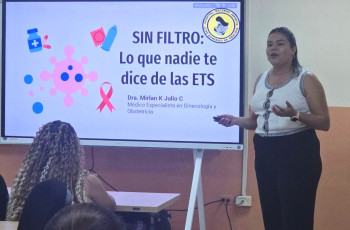 La Dra. Mirlan Julio durante el desarrollo de la charla sobre prevención de enfermedades de transmisión sexual en la UTP Azuero.
