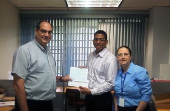 Dr. Víctor Sanchez entrega certificado de reconocimiento a los ganadores.