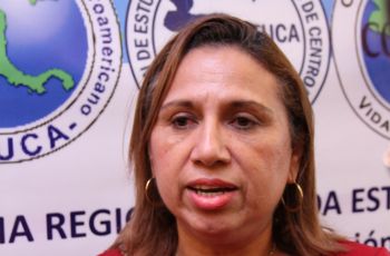 La Licda. Juana Aparicio, de la Dirección de Relaciones Internacionales UTP.