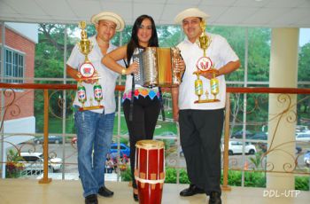 Alexis Moreno, Julio Barrios y Yeyni Santamaría posan con los trofeos.