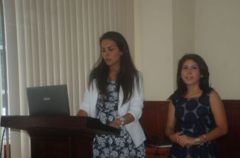 Las estudiantes Aminta Pérez y Lourdes Arenas mientras sustentaban su tesis.