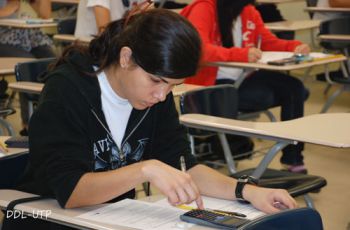 Estudiante desarrolla la prueba del PAA en uno de los salones.