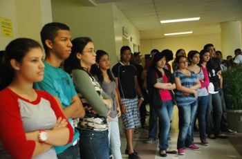 Estudiantes que asistieron al evento, escuchan atentos los consejos.