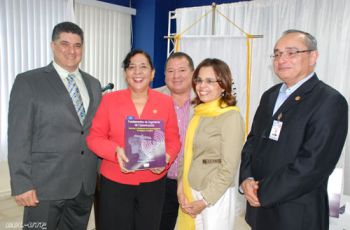 Autoridades de la UTP acompañaron al Dr. Carlos Medina en la presentación.