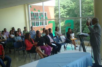 Estudiantes inscritos para el Concurso de Oratoria 2015,participan de un taller.