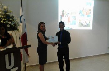 Entrega de Certificado a la Ing. Tadias Bernal por parte de estudiante.