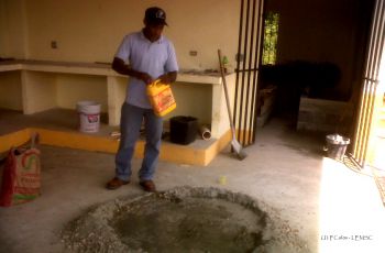 Preparación de la mezcla de concreto para la viga de amarre para las nuevas tina