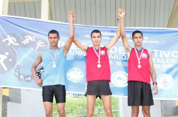 Competidores de atletismo, reciben sus medallas.