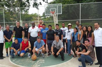 Rector de la UTP juega Partido Amistoso con estudiantes. 