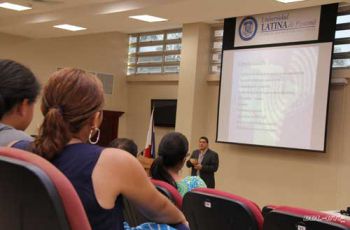 La presentación se llevó a cabo en la Universidad Latina de Panamá.