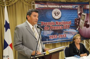 El Rector de la UTP dio un reconocimiento al periodismo científico panameño.