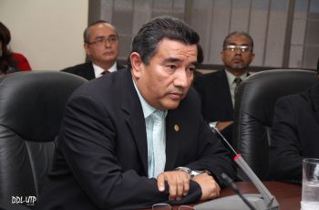 Dr. Oscar Ramírez durante la sustentación del presupuesto.