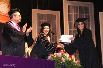 Ambar Danay Tam, primer puesto de honor, recibe su diploma.