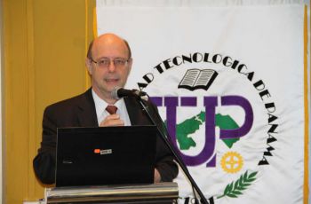 El Dr. Bernd Noch, presentó el proyecto.