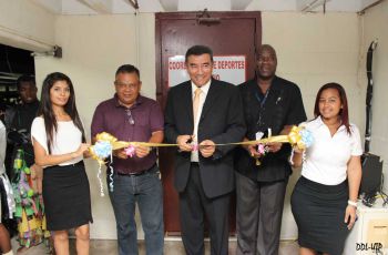 Dr. Oscar Ramírez corte de cinta de inaugura nuevas oficinas en Colón.