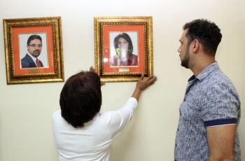 Foto en la Galería de Decanos de la FCyT. 