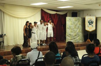 Jóvenes voluntarios presentan obra de teatro para jóvenes.