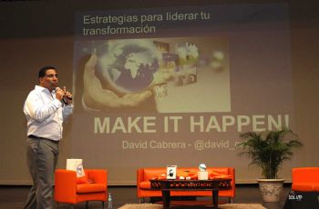 El conferencista, David Cabrera, Director Regional de Recursos Humanos para Dell