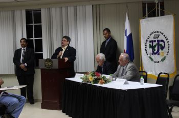 Dr. Humberto Álvarez participa del evento.