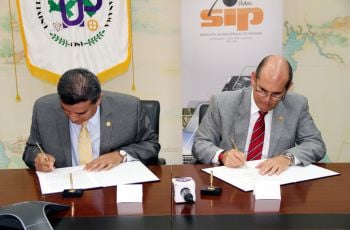 Rector de la UTP y Presidente del SIP firman el Convenio.