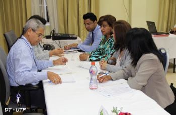 Mesa de trabajo que se formó durante el seminario taller.