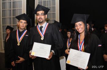 Estudiantes del capitulo de honor junto a sus respectivos diplomas.