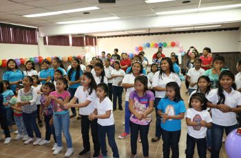 Estudiantes organizan actividad para las niñas del Hogar Medalla Milagrosa.