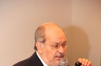 El Dr. Luis Eduardo González Fiegehen se dirige a los asistentes.