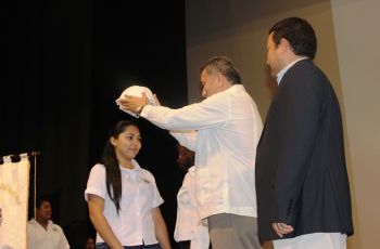 El Dr. Oscar Ramírez, hizo la imposición de cascos a cada uno de los estudiantes