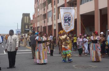 Delegación de UTP Colón en desfile de la Etnia Negra en Ciudad de Colón.