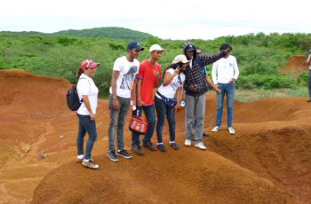 Estudiantes compartiendo el ecosistema del Parque Nacional Sarigua.