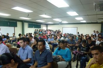 Estudiantes del Centro Regional de Veraguas celebran el día del estudiante.