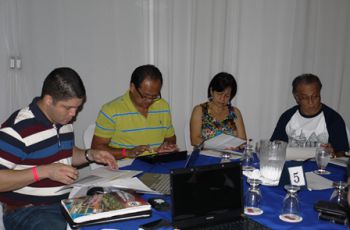 Una de las mesa del taller. Sus participantes analizan el Plan.