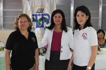 Centro Regional de Azuero realiza homenaje a Secretarias.