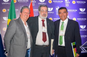 El Dr. Oscar Ramírez, junto a participantes.