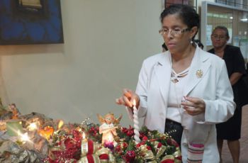 Esta corona con sus cuatro velas encendidas representa un símbolo tradicional.