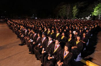 Graduandos de carreras de licenciaturas, ingenierías y técnicas.