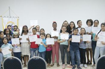 Niños y adolescentes con sus certificados del curso de verano de inglés