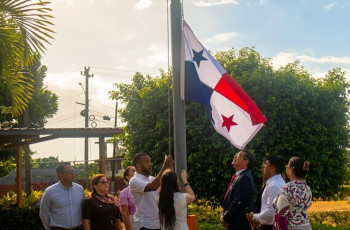 Izada del Pabellón Nacional por estudiantes del Capítulo de Honor