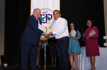 Le correspondió al Rector, Dr. Omar Aizpurúa, acompañado de la Directora General de Recursos Humanos, Mgtr. Elizabeth Araúz, entregar los certificados.