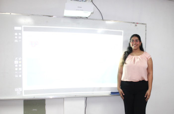 Estudiante Adriana Solanilla Corrales de la Licenciatura en Redes Informáticas