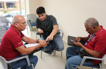 La Dirección de Equiparación de Oportunidades en conjunto con estudiantes capacitan a adultos en tecnología.  