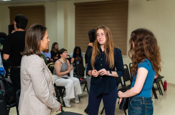 Estudiantes de Purdue conversando activamente con la Dra. María Peralta